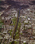 835943 Luchtfoto van grofweg het gebied tussen het spoorwegemplacement en de Springweg te Utrecht met links de ...